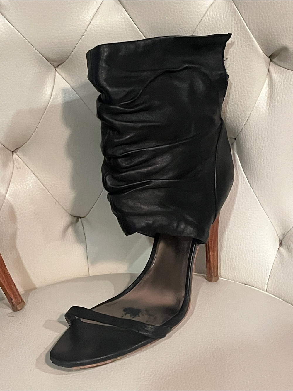 BCBGMaxAzria Black Ruched Leather Open-Toe Sandals bootie Size 8 Eye Catching